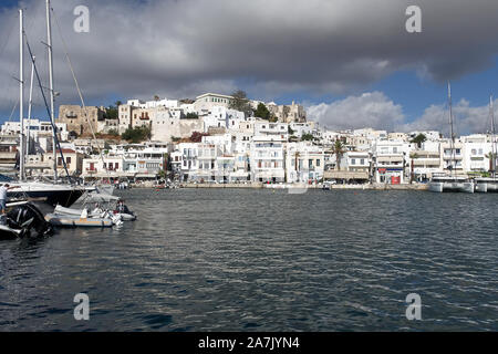 Naxos, Grèce - 11 juillet, 2109 ; Marina et port de la ville de Naxos, Grèce par jour nuageux Banque D'Images