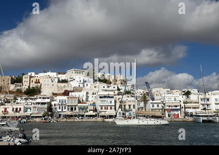 Naxos, Grèce - 11 juillet, 2109 ; Marina et port de la ville de Naxos, Grèce par jour nuageux Banque D'Images