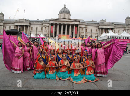 Londres, Royaume-Uni. 29Th sep 2019. Diwali.La célébration de la lumière sur les ténèbres, le bien sur le mal, aussi connu comme Deepavali, c'est aimé le jour le plus sombre du mois de Kartik,lorsque la nouvelle lune tombe en novembre.Il a son origine dans l'épopée hindoue du Ramayana, marquant la journée prince exilé Rama est revenu à Ayodhya, après sa victoire dans une bataille féroce pour sauver kidnappé femme de la Sita 10 guerrier démon Ravana,sa tête. Célébré à Londres dans une famille chaleureuse, avec des danses traditionnelles, des lumières, de l'alimentation pour le plaisir de tous. Crédit : Paul/Quezada-Neiman Alamy Live News Banque D'Images