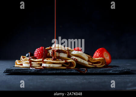 Avec crêpe banane, Fraise et Chocolat Banque D'Images