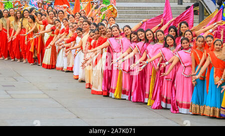 Trafalgar Square, Londres, Royaume-Uni. 3 novembre 2019. Des groupes de danse en costumes colorés au Grand Annakut performance d'ouverture de danse avec plus de 220 participants de partout dans Londres commence la journée de célébrations. Célébrations du Diwali, fête des lumières retour à Trafalgar Square avec de la danse et de la scène culturelle, des ateliers, des stands et de cadeaux et d'activités pour les visiteurs de jouir. Credit : Imageplotter/Alamy Live News Banque D'Images