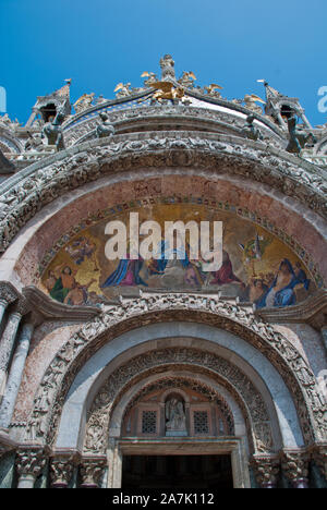 Venise, Italie : façade extérieure ouest, mosaïque de la basilique Saint-Marc, Hauptportal. Jésus-christ intronisé comme juge au jugement dernier Banque D'Images