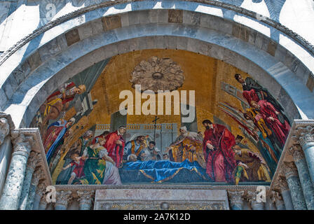 Venise, Italie : façade extérieure ouest, mosaïque de la basilique Saint-Marc (La Cathédrale Patriarcale Basilique Saint Marc) : cadre avant par Sebastiano Ricci et Banque D'Images