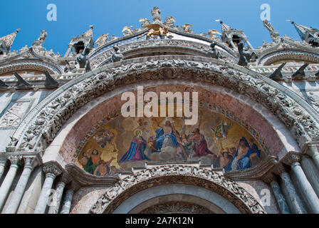 Venise, Italie : façade extérieure ouest, mosaïque de la basilique Saint-Marc, Hauptportal. Jésus-christ intronisé comme juge au jugement dernier Banque D'Images