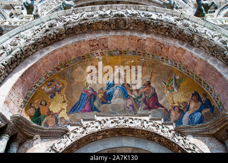 Venise, Italie : façade extérieure ouest, mosaïque de la basilique Saint-Marc, Hauptportal. Jésus-christ intronisé comme juge au jugement dernier Banque D'Images