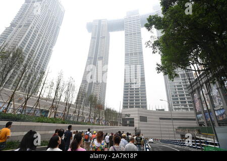 Avis de nouvel Chongqing Raffles City Shopping Square, investi par CapitaLand, l'un des plus importantes sociétés immobilières, à Chongqing, Chine, Banque D'Images