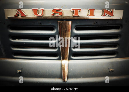 Et Badge de calandre sur vieux Austin véhicule commercial. Banque D'Images