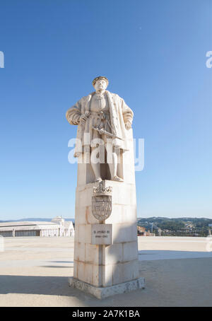 Coimbra, Portugal - Sept 6e 2019 : Statue du Roi Joao III à la Cour de l'Université de Coimbra. Fond de Ciel bleu Banque D'Images