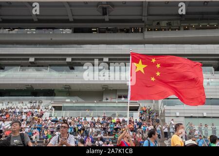 Drapeau national de la Chine est perçue lors de la cérémonie d'ouverture de la saison 2019/2020 La Course de chevaux dans le sud de la Chine à Hong Kong de Regi Banque D'Images