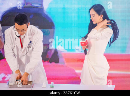 L'actrice et chanteuse chinoise Yang Mi, droite, assiste à l'événement promotionnel Colgate à Hangzhou, ville de l'est de la Chine dans la province du Zhejiang, le 4 septembre 2019. Banque D'Images