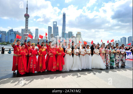 15 couples au groupe par le mariage du fleuve Huangpu pour célébrer le 70e anniversaire de la fondation de Chine à Shanghai, Chine, 19 septembre 2019. Banque D'Images