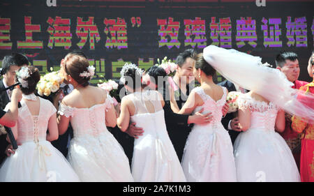 Des couples baiser les uns les autres par le fleuve Huangpu à Shanghai, Chine, 19 septembre 2019. 15 couples au groupe par le mariage du fleuve Huangpu à célébrer Banque D'Images