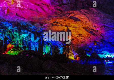 Photo des roches dans la Reed Flute Cave dans la ville de Guilin, au sud-ouest de la province du Guangxi en Chine, 6 septembre 2019. Banque D'Images