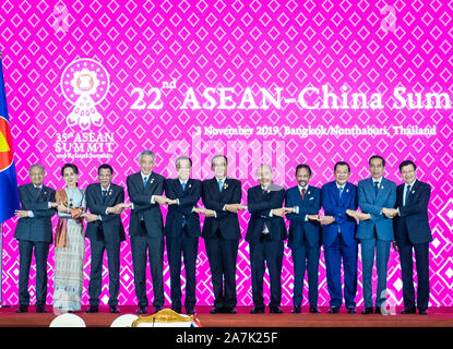 Bangkok, Thaïlande. 29Th sep 2019. Le Premier ministre chinois Li Keqiang (5e L) pose pour une photo de groupe avec d'autres dirigeants à la 22e (Chine-ASEAN 10 1) des chefs d'État à Bangkok, Thaïlande, le 3 novembre 2019. Credit : Zhai Jianlan/Xinhua/Alamy Live News Banque D'Images