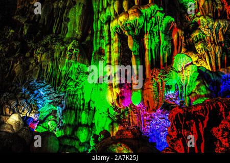 Photo des roches dans la Reed Flute Cave dans la ville de Guilin, au sud-ouest de la province du Guangxi en Chine, 6 septembre 2019. Banque D'Images
