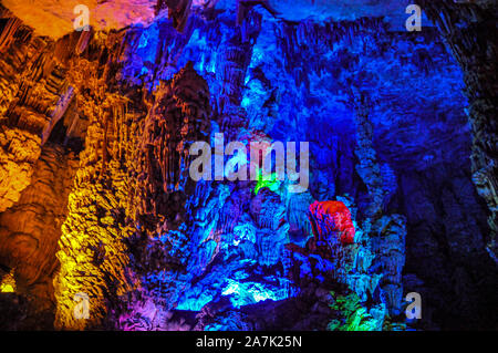 Photo des roches dans la Reed Flute Cave dans la ville de Guilin, au sud-ouest de la province du Guangxi en Chine, 6 septembre 2019. Banque D'Images