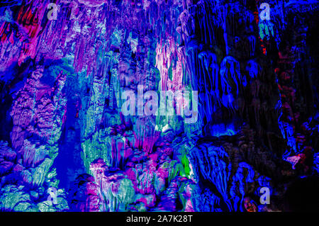 Photo des roches dans la Reed Flute Cave dans la ville de Guilin, au sud-ouest de la province du Guangxi en Chine, 6 septembre 2019. Banque D'Images