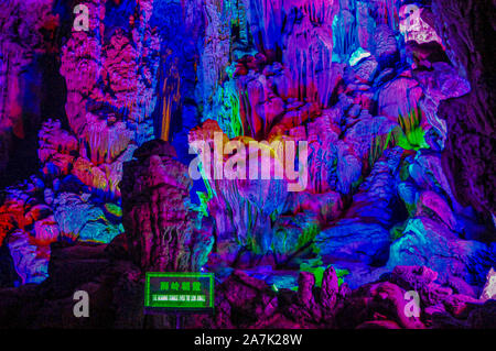 Photo des roches dans la Reed Flute Cave dans la ville de Guilin, au sud-ouest de la province du Guangxi en Chine, 6 septembre 2019. Banque D'Images