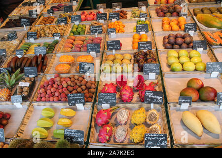 Fruits frais à un stand de fruits dans un marché local en Autriche Banque D'Images