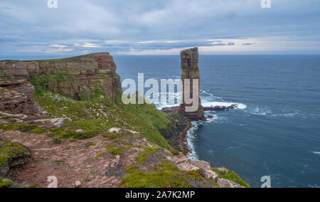 Le vieil homme de Hoy, Hoy, pile sur la mer les îles Orcades, les Highlands écossais. Banque D'Images