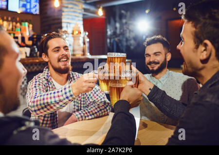 Friends clinking verres en bar Banque D'Images