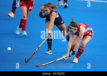 Grande-bretagne Laura Unsworth pousses et ses côtés scores deuxième but du jeu au cours de l'épreuve de qualification olympique de hockey FIH à Lee Valley Hockey and Tennis Centre, Londres. Banque D'Images