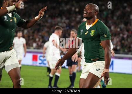 Yokohama, Japon. 2e Nov 2019. Makazole Mapimpi d'Afrique du Sud fête marquant un essai lors de la finale de la Coupe du Monde de Rugby 2019 match entre l'Angleterre et l'Afrique à l'International Stadium Yokohama, Yokohama, Kanagawa, Japon, le 2 novembre 2019. Credit : Koji Aoki/AFLO SPORT/Alamy Live News Banque D'Images