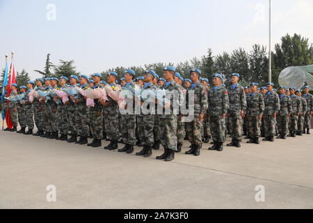 Deuxième équipe du neuvième lot de force de maintien de la Chine en République du Soudan du Sud terminer leur mission et arriver à un aéroport à Zhengzhou Banque D'Images