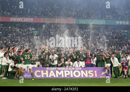 Yokohama, Japon. 2e Nov 2019. Les joueurs d'Afrique du Sud Champion célébrer au cours de la cérémonie de remise des prix après la finale de la Coupe du Monde de Rugby 2019 match entre l'Angleterre et l'Afrique à l'International Stadium Yokohama, Yokohama, Kanagawa, Japon, le 2 novembre 2019. Credit : Koji Aoki/AFLO SPORT/Alamy Live News Banque D'Images