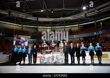 Grenoble, France. 2e Nov 2019. Mesdames de patinage libre, Alena prix KOSTORNAIA, de Russie, d'abord, Alina, ZAGITOVA à partir de la Russie, deuxième place, Mariah BELL, de l'USA, la troisième place, à l'ISU Grand Prix of Figure Skating, 2019 Internationaux de France 2019 de patinage, patinoire à Polesud le 02 novembre, 2019 à Grenoble, France. Credit : Raniero Corbelletti/AFLO/Alamy Live News Crédit : AFLO Co.,Ltd/Alamy Live News Banque D'Images