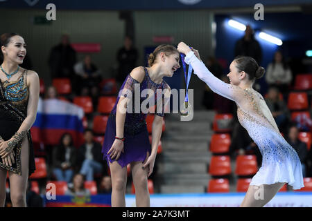 Grenoble, France. 2e Nov 2019. Mesdames de patinage libre, Alena prix KOSTORNAIA, de Russie, d'abord, Alina, ZAGITOVA à partir de la Russie, deuxième place, Mariah BELL, de l'USA, la troisième place, à l'ISU Grand Prix of Figure Skating, 2019 Internationaux de France 2019 de patinage, patinoire à Polesud le 02 novembre, 2019 à Grenoble, France. Credit : Raniero Corbelletti/AFLO/Alamy Live News Crédit : AFLO Co.,Ltd/Alamy Live News Banque D'Images