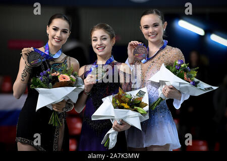Grenoble, France. 2e Nov 2019. Mesdames de patinage libre, Alena prix KOSTORNAIA, de Russie, d'abord, Alina, ZAGITOVA à partir de la Russie, deuxième place, Mariah BELL, de l'USA, la troisième place, à l'ISU Grand Prix of Figure Skating, 2019 Internationaux de France 2019 de patinage, patinoire à Polesud le 02 novembre, 2019 à Grenoble, France. Credit : Raniero Corbelletti/AFLO/Alamy Live News Crédit : AFLO Co.,Ltd/Alamy Live News Banque D'Images
