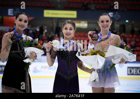 Grenoble, France. 2e Nov 2019. Mesdames de patinage libre, Alena prix KOSTORNAIA, de Russie, d'abord, Alina, ZAGITOVA à partir de la Russie, deuxième place, Mariah BELL, de l'USA, la troisième place, à l'ISU Grand Prix of Figure Skating, 2019 Internationaux de France 2019 de patinage, patinoire à Polesud le 02 novembre, 2019 à Grenoble, France. Credit : Raniero Corbelletti/AFLO/Alamy Live News Crédit : AFLO Co.,Ltd/Alamy Live News Banque D'Images