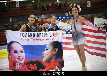 Grenoble, France. 2e Nov 2019. Mesdames de patinage libre, Alena prix KOSTORNAIA, de Russie, d'abord, Alina, ZAGITOVA à partir de la Russie, deuxième place, Mariah BELL, de l'USA, la troisième place, à l'ISU Grand Prix of Figure Skating, 2019 Internationaux de France 2019 de patinage, patinoire à Polesud le 02 novembre, 2019 à Grenoble, France. Credit : Raniero Corbelletti/AFLO/Alamy Live News Banque D'Images