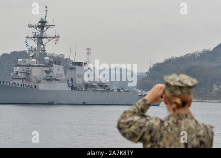 Yokosuka, Japon. 06Th Nov, 2019. Le destroyer de classe Arleigh Burke USS John S. McCain (DDG-56) est vu les arrivées après effectuent des essais en mer à Yokosuka Activités flotte à Yokosuka, Japon, Kanagawa-Prefecture le dimanche 3 novembre 2019. McCain a été en maintenance depuis la mi-décembre de 2017 après un 21 août 2017, collision entre le navire et le chimiquier Alnic MC qui ont entraîné la mort de 10 marins. Photo par Keizo MORI/UPI UPI : Crédit/Alamy Live News Banque D'Images