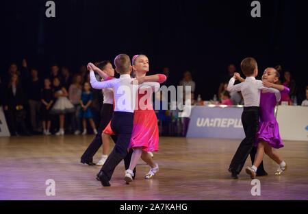 Les petites filles et garçons danse de couples dans la salle de bal. Dédié à Bal de bienfaisance mobilité participants de la guerre russo-ukrainienne. 20 octobre 20 Banque D'Images