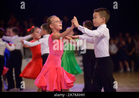 Les petites filles et garçons danse de couples dans la salle de bal. Dédié à Bal de bienfaisance mobilité participants de la guerre russo-ukrainienne. 20 octobre 20 Banque D'Images