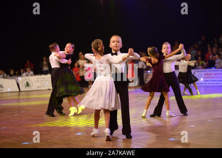 Les petites filles et garçons danse de couples dans la salle de bal. Dédié à Bal de bienfaisance mobilité participants de la guerre russo-ukrainienne. 20 octobre 20 Banque D'Images