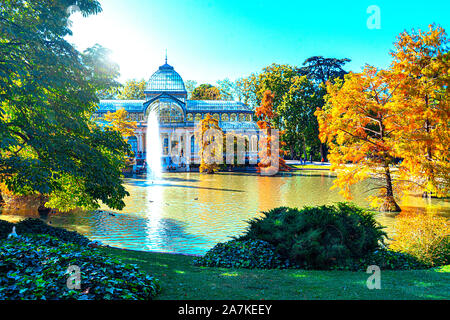 Crystal Palace ou Palais de cristal dans le parc du Retiro à Madrid, Espagne. L'architecture célèbre et emblématique de Madrid. Banque D'Images