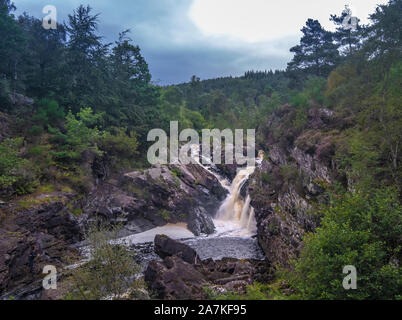 Rogie Falls, une série de cascades sur l'eau noire, rivière à Ross-shire dans les Highlands d'Ecosse. Banque D'Images