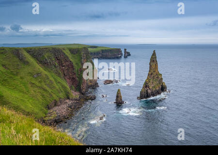 Les piles de la mer, Duncansby Head, Route NC500, les Highlands écossais Banque D'Images