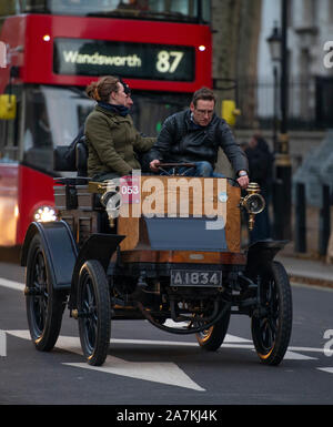 Whitehall, Londres, Royaume-Uni. 3 novembre 2019. Le 123e anniversaire Bonhams Londres à Brighton Veteran Car Run arrivent à Whitehall sur la route jusqu'à Brighton Banque D'Images