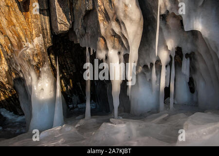 Grande épaisseur de givre sur les rochers et la glace plusieurs stalagmites. Les glaçons ont fondu au soleil. Banque D'Images