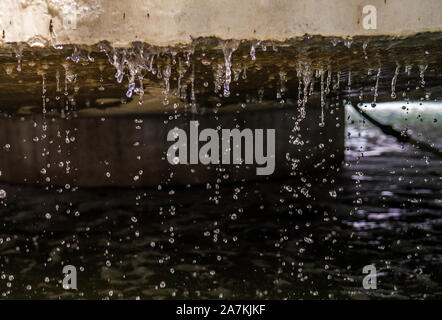 Gouttes d'eau bassin ornemental photo en gros plan Banque D'Images