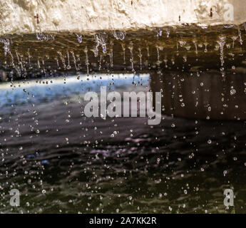 Gouttes d'eau bassin ornemental photo en gros plan Banque D'Images