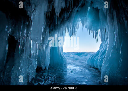 Vue de la grotte de glace sur le Lac Baïkal. Beaucoup de beaux glaçons sur les murs et plafond. Glaçons épais et fins. La glace sur le sol. Banque D'Images