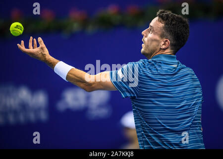 Roberto Bautista Agut d'Espagne sert la balle contre Alex De Minaur de l'Australie lors de la demi-finale du simple homme Chaimp 41 West Hexiang à Zhuhai en valeurs mobilières Banque D'Images