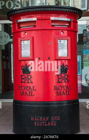 A Victorian post box en usage dans la rue principale de Gibraltar, Gibraltar, Royaume-Uni Banque D'Images