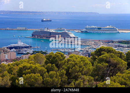 Vue depuis le château de Bellver sur le terminal pour paquebots de croisière, Palma, Palma de Mallorca, Majorque, îles Baléares, Espagne Banque D'Images