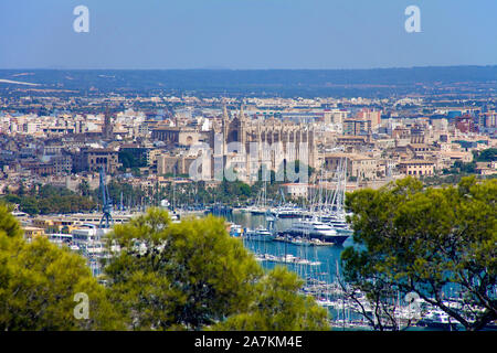 Vue depuis le château de Bellver sur port et vieille ville, la cathédrale La Seu, Palma, Palma de Mallorca, Majorque, îles Baléares, Espagne Banque D'Images